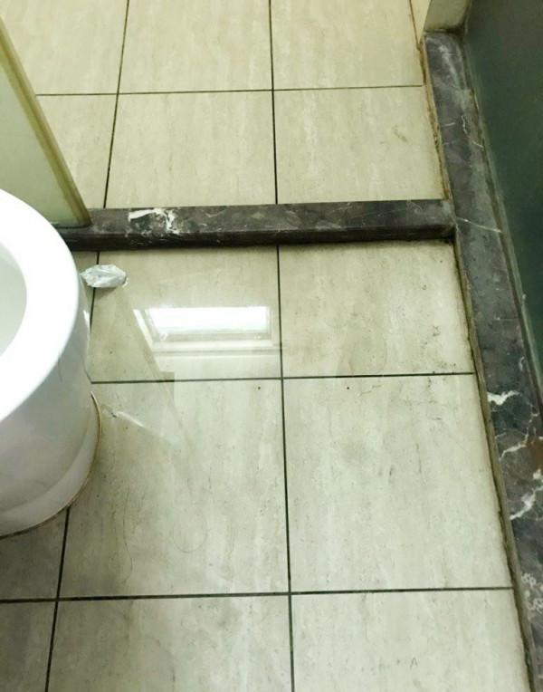 衛生間地面莫名其妙一灘水，物業來了七八次，終於找到問題的根源