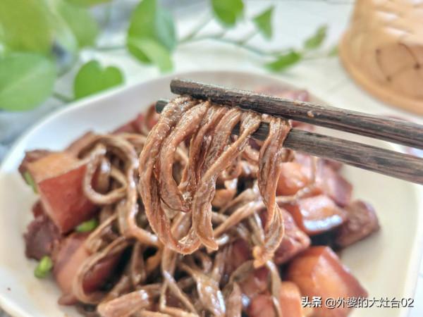 天冷了，遇見這菜多囤點，隨便怎麼做都好吃，孩子說比紅燒肉還香