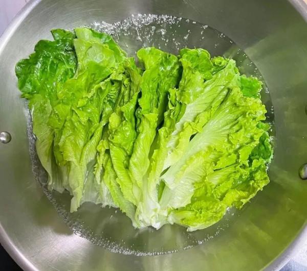 做蠔油生菜，別直接下鍋燙，提前加2種調料再下鍋，生菜清脆爽口