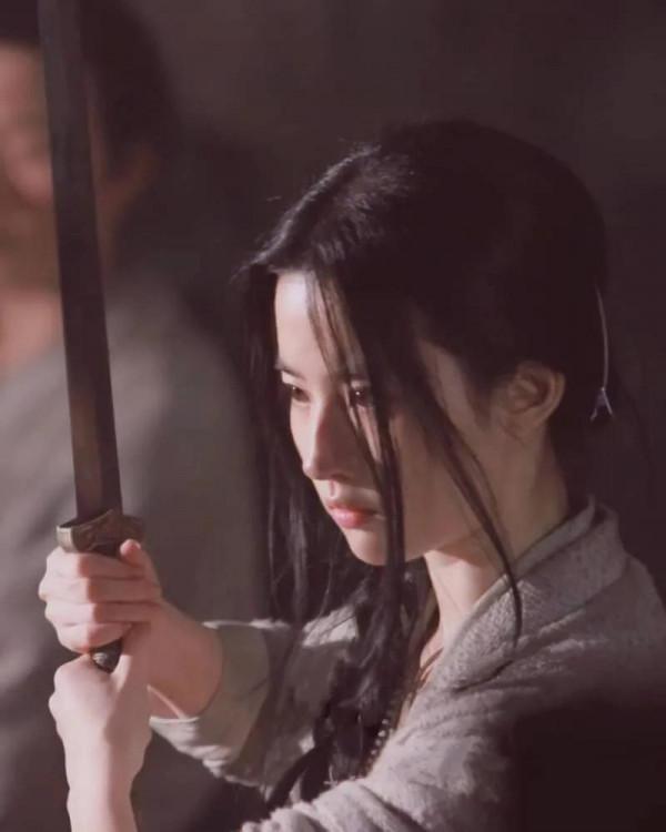 女明星演乞丐，楊穎不走心，楊超越太醜，看到劉亦菲披個麻袋也美