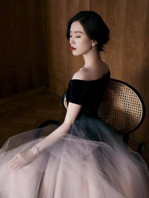 34歲的劉詩詩，下頜線好絕