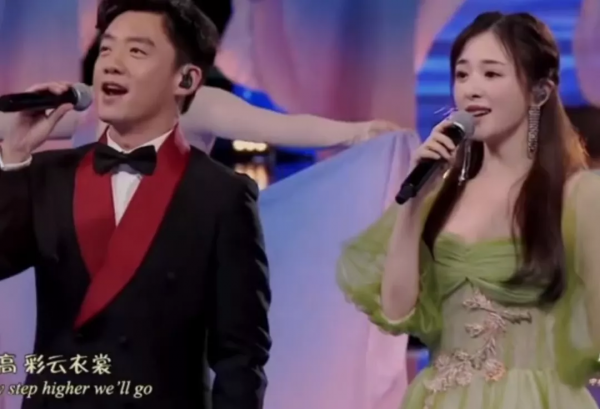 大灣區晚會群星爭奇鬥豔:王菲穿白裙如仙女,趙麗穎素色裙顯身材 大灣區晚會群星爭奇鬥豔:王菲穿白裙如仙女,趙麗穎素色裙顯身材