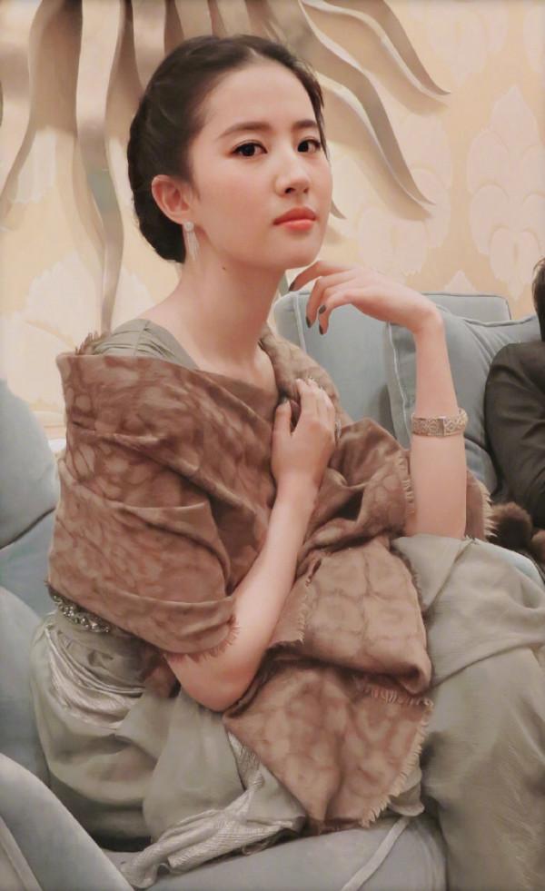 不知道以後還會不會經常看到劉亦菲了呢？太好看了，看不到可惜了