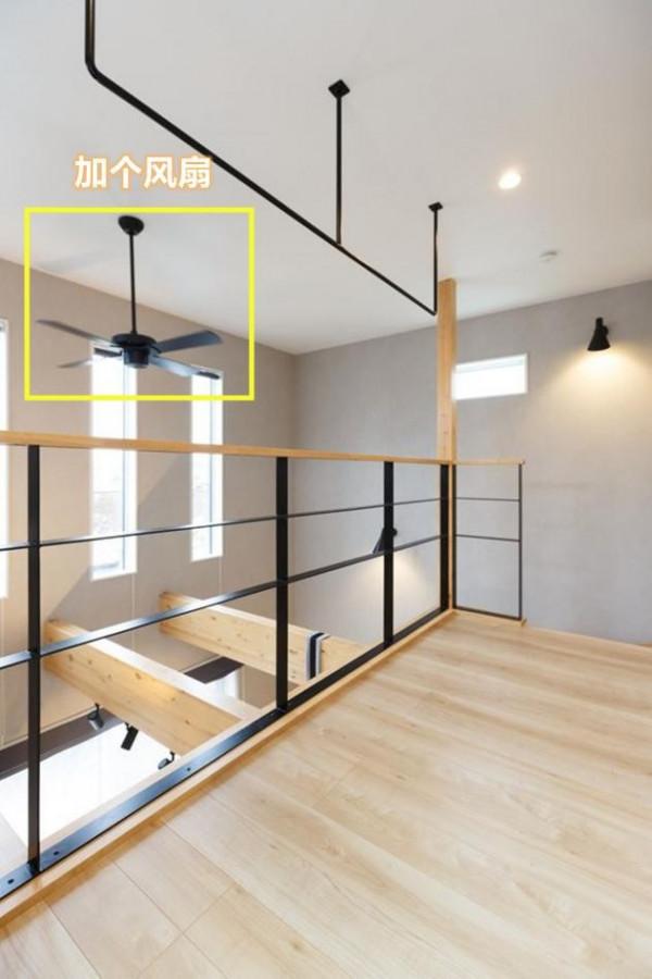 複式樓晾衣服不在陽臺，掛在二樓樓梯間，樓上樓下串風，簡單方便