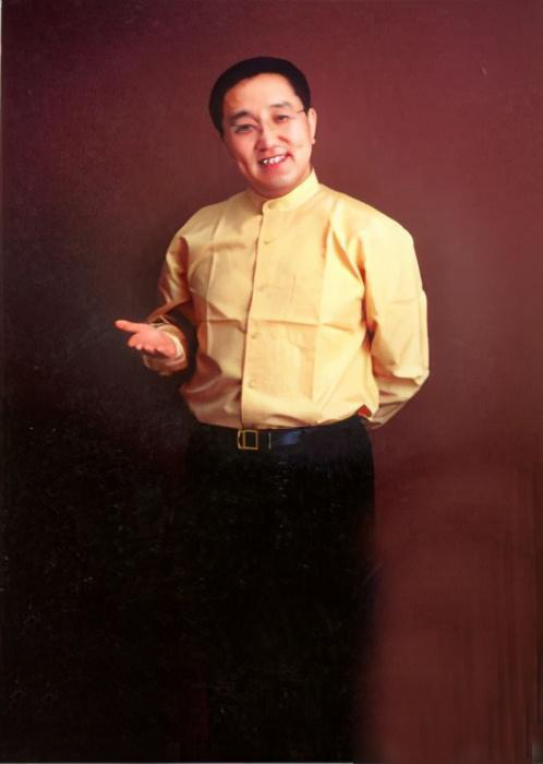 演員句號：再婚娶小11歲妻子“丫蛋”，讓喪子的岳父母晚年不流淚