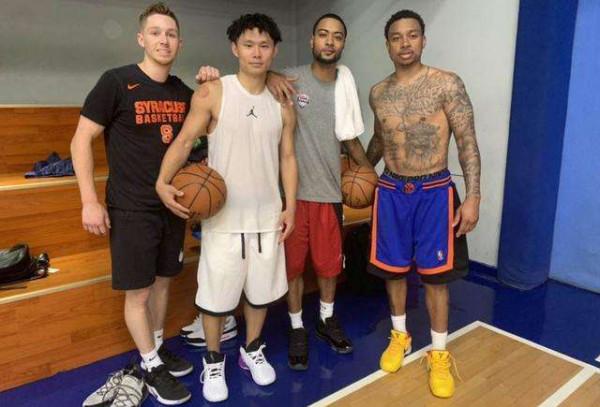 看完小托馬斯NBA選秀時的體測資料，校隊中鋒真能背打他嗎？