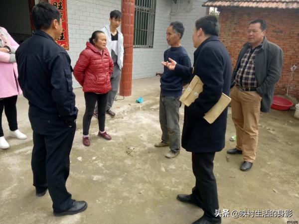 當年村裡最難相處的一戶人家，路過他門口時，所有人步伐都會加快