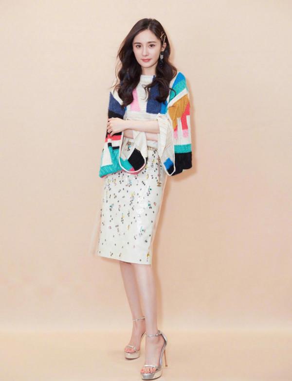 桌布：&quot&semi;人氣明星&quot&semi;楊冪，美麗動人，魅力十足