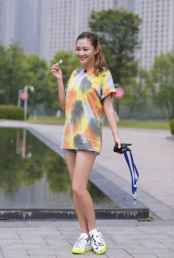 應採兒到底有多自信?穿露肩全黑造型秀大長腿,身高168比例驚豔 應採兒到底有多自信?穿露肩全黑造型秀大長腿,身高168比例驚豔