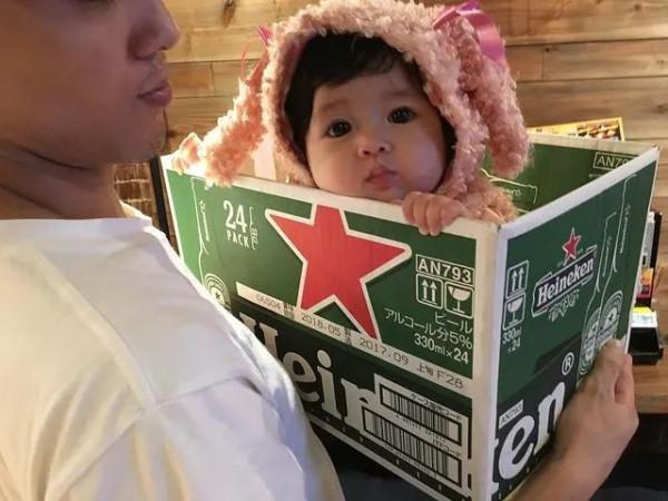 日本“紙箱寶寶”長大了！看過她爸媽的照片後，我酸了