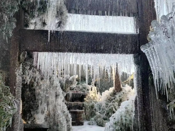冰凌到貨，三清山成了夢幻般的童話世界