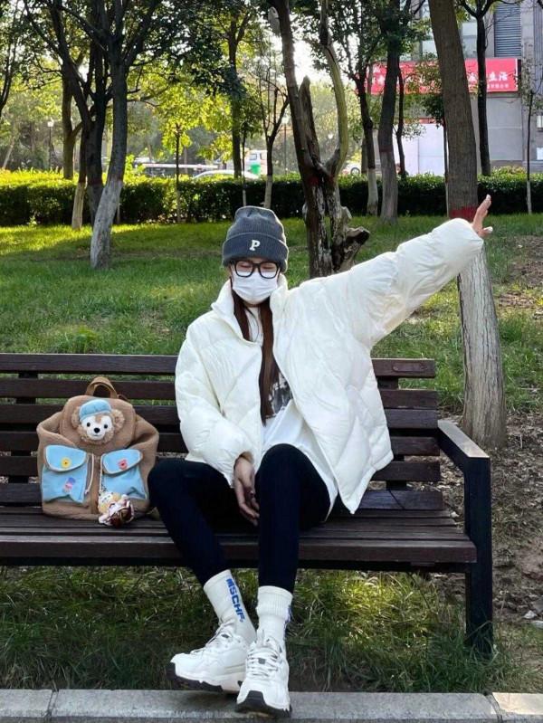 冬天造型不全是沉悶的！學會“上淺下深”的穿法，明豔又減齡