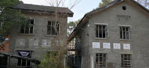 凌源一處軍工廠，規模龐大職工近2萬，曾主要生產火藥，如今荒涼