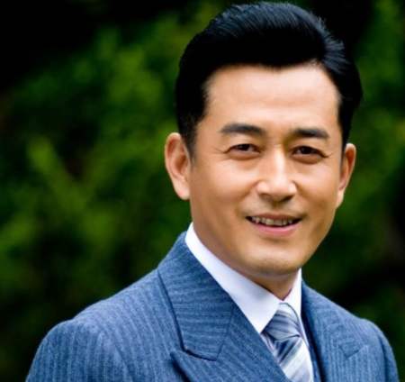 父母雙殘疾，童年受到很多欺辱，老戲骨王志飛五花八門的感情生活