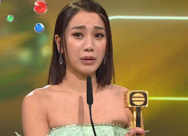 TVB頒獎禮！狄龍頒獎給姜大衛力破不和傳聞，兒子爆冷成雙料視帝