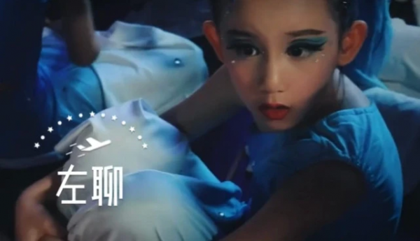 黃磊小女兒首次登臺演出大成功！穿藍色露臍裙美成孔雀，手臂好長