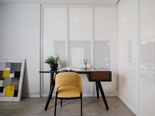 陽光明媚，灰白相間的公寓