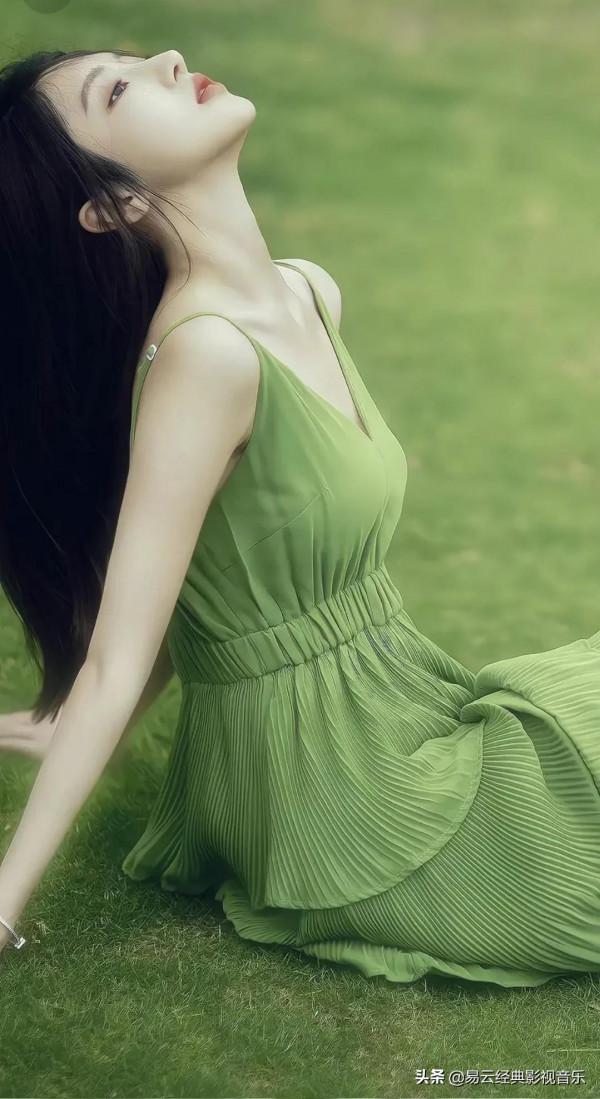 時尚女性時裝，一款純綠色的洋氣時尚連體裙