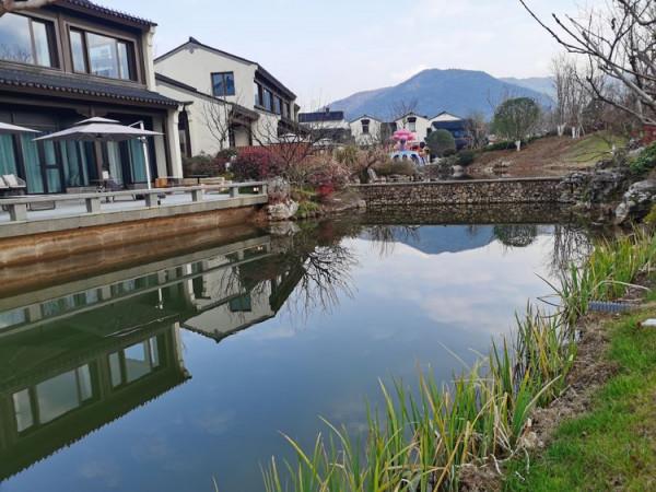 踏青早行人 作者：張鎖龍