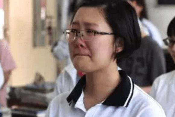 高三女生每天凌晨5點到教室學習,自律感動老師,評論區“翻車” 高三女生每天凌晨5點到教室學習,自律感動老師,評論區“翻車”