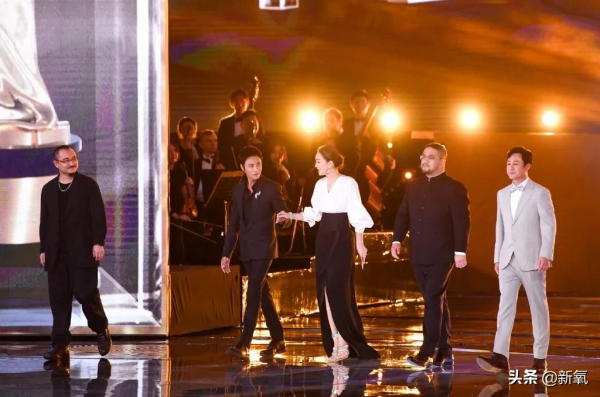 北影節閉幕式，鞏俐顏值太能打了