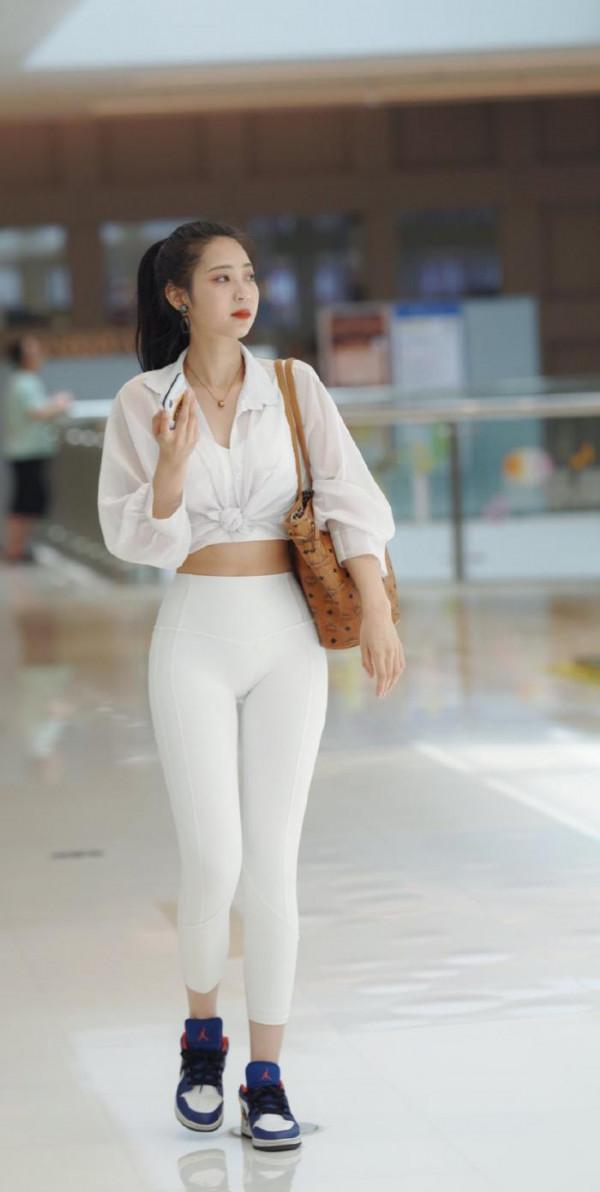 晴空萬里的午後,穿白色外套搭配瑜伽褲的裝扮享圖書館的靜謐 晴空萬里的午後,穿白色外套搭配瑜伽褲的裝扮享圖書館的靜謐