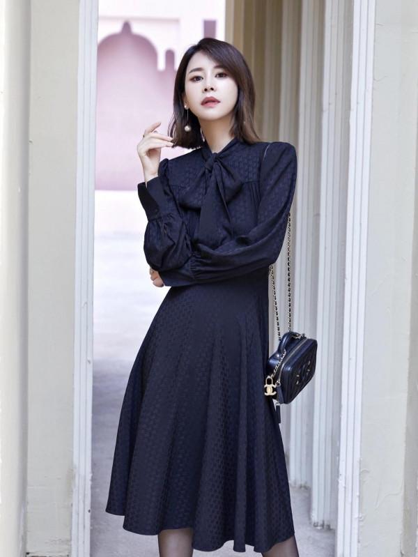冬季穿搭沒頭緒？不妨試試這些純黑色連衣裙，時髦百搭不挑人
