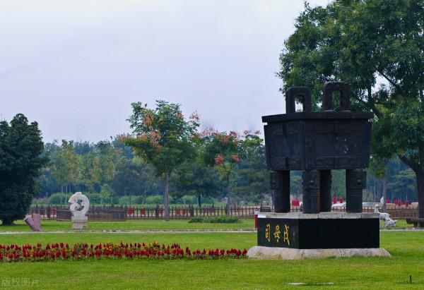 考古發現，殷都的毀滅蟬化為殷墟遺址，商都的重生孕育出中華文明