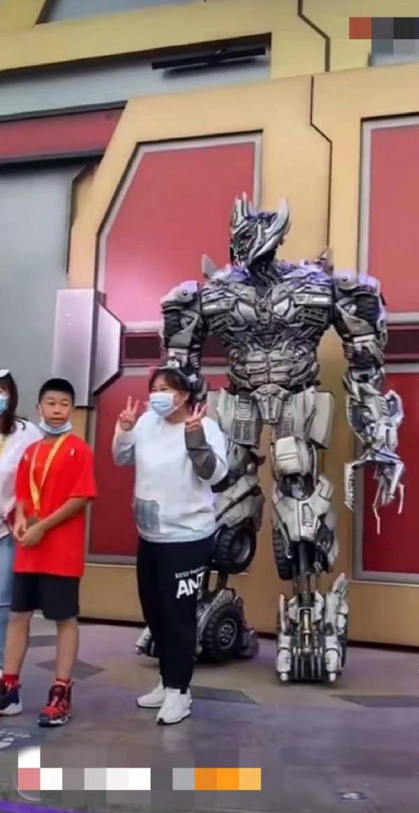 環球影城威震天和賈玲懟上了，氣的威震天當場暴走跺腳，她到底說了什麼