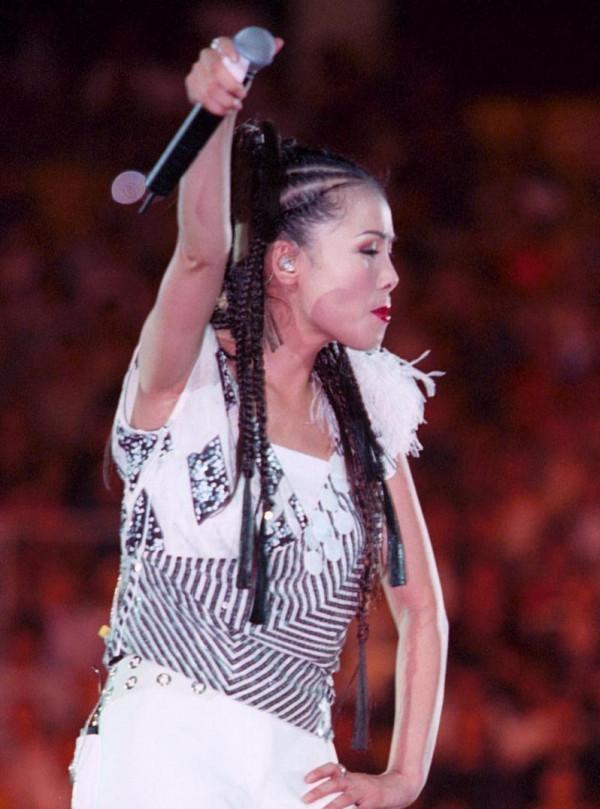 20年前揭開頒獎內幕，怒摔話筒手撕那英的田震，如今過得怎麼樣？