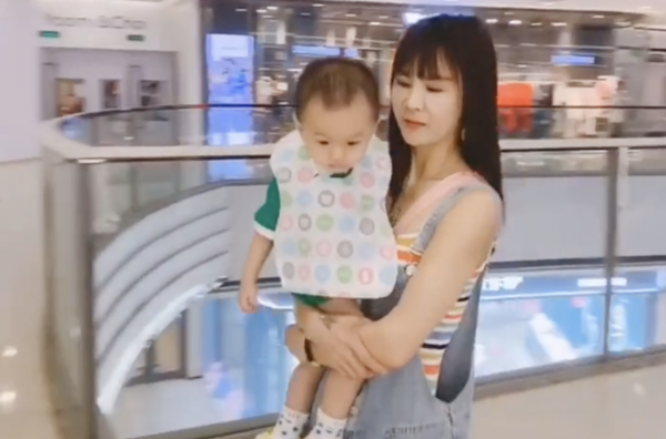 68歲&quot;最嫩奶奶&quot;走紅，穿&quot;JK制服&quot;買菜，不懼路人眼光：我穿衣自由