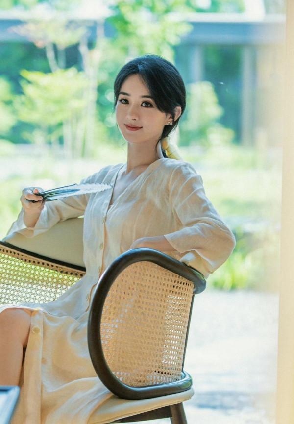 趙麗穎終於成熟了!中秋節造型“人淡如菊”,穿黃色優雅到骨子裡 趙麗穎終於成熟了!中秋節造型“人淡如菊”,穿黃色優雅到骨子裡