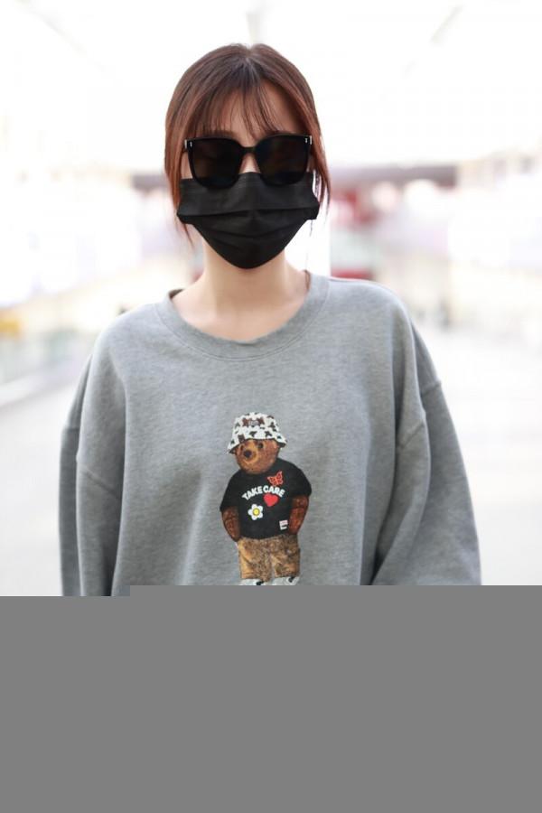 虞書欣穿灰色小熊衛衣搭配黑色牛仔褲，戴墨鏡休閒可愛