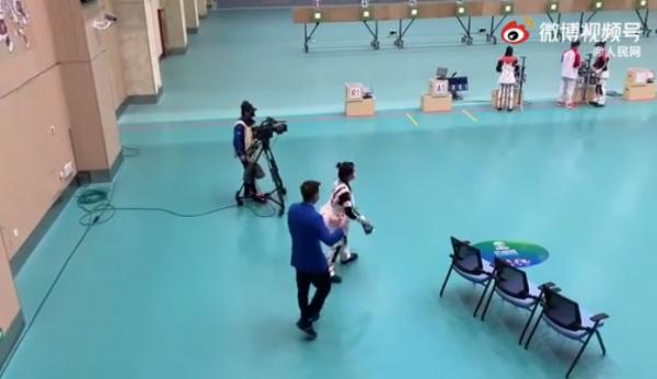 楊倩奪金與教練隊友一起比心