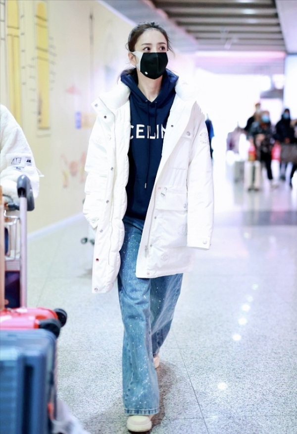 佟麗婭越穿越年輕了，這三組搭配時髦減齡，造型看著就很舒服