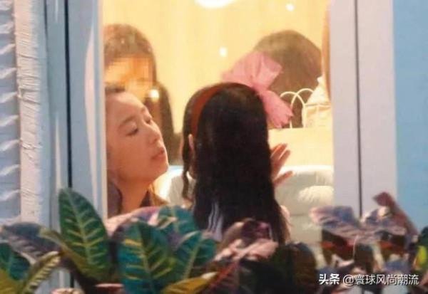 林心如霍建華為女兒慶生被拍，女兒側臉很美，林心如穿針織裙減齡