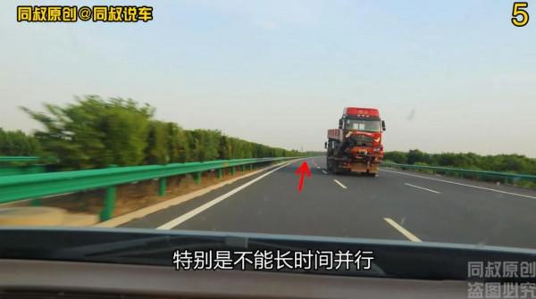 小白車斜道匯入並連續變道,兩輛車被逼讓行,這個風險在哪裡? 小白車斜道匯入並連續變道,兩輛車被逼讓行,這個風險在哪裡?