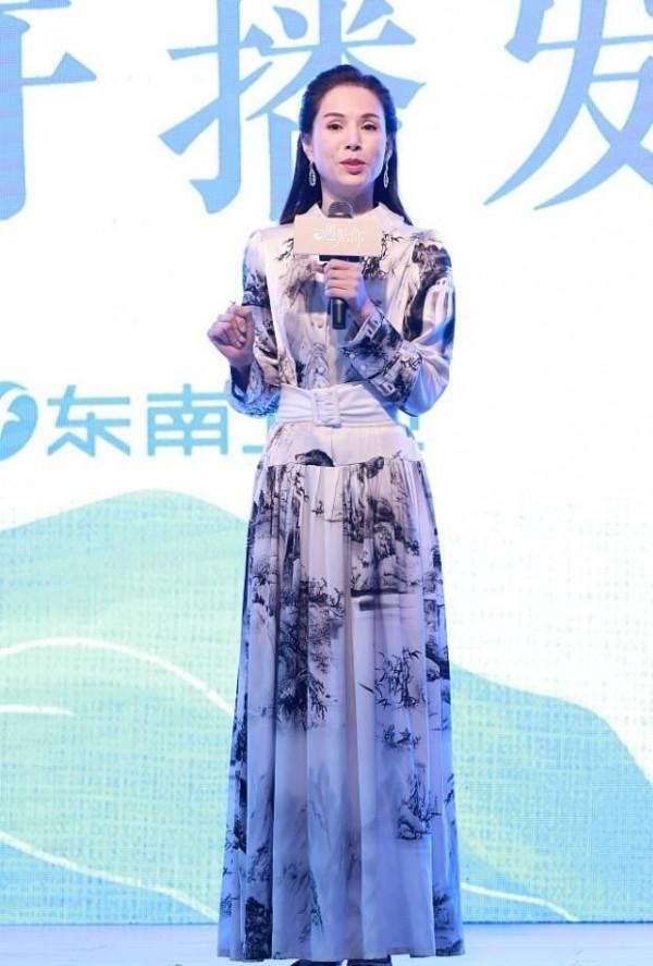 李若彤終於撕去“小龍女”標籤，首次擔任策劃人，看神態淡定自若