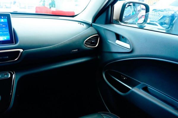 從萌到酷 內飾更舒適 價格偏貴 尤拉白貓小野貓版實拍簡評 從萌到酷 內飾更舒適 價格偏貴 尤拉白貓小野貓版實拍簡評