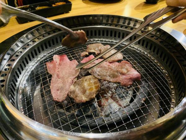 4人吃燒烤，10道菜花費400元，曬到朋友圈，大家說吃不飽