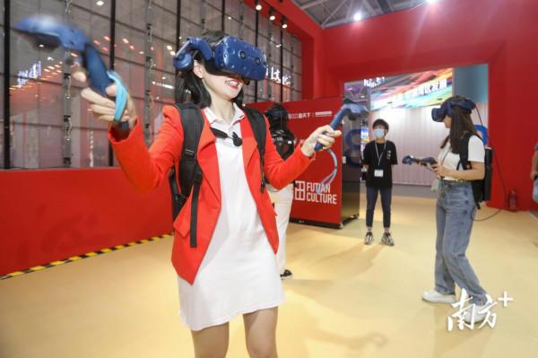 圖集|“月球一號”發射!快來文博會體驗“VR登月” 圖集|“月球一號”發射!快來文博會體驗“VR登月”