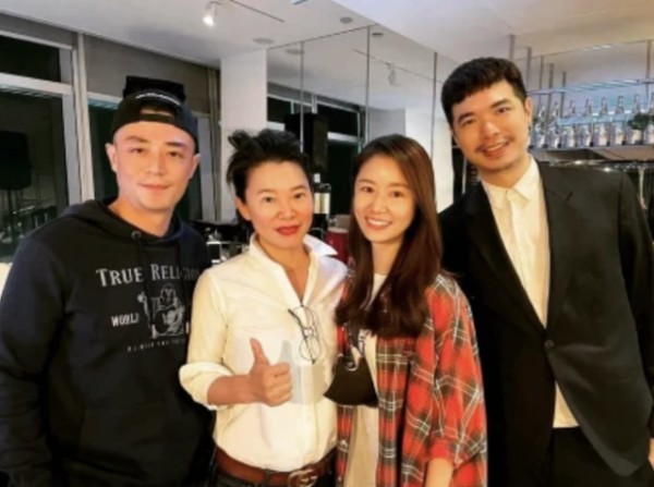 林心如霍建華高調秀恩愛！穿休閒裝參加聚會，再次大爆火氣質好