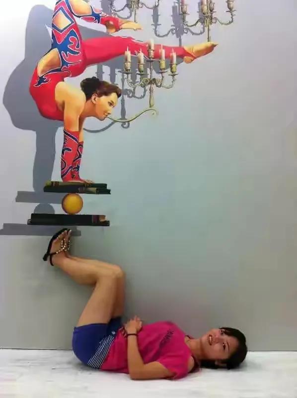 這些東西全部像這個建築最裡面那層牆上面的藤蔓，複雜糾葛在一起