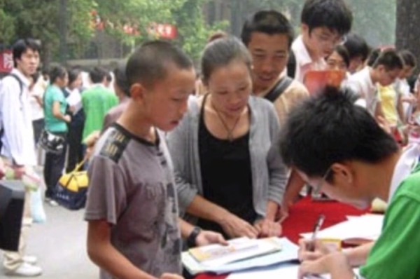 貴州13歲男孩考上985，茅臺為他資助4年學費，卻在1年後停止贊助