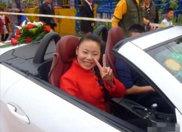 被質疑落魄街頭賣葡萄的“草帽姐”徐桂花,打了多少人的臉? 被質疑落魄街頭賣葡萄的“草帽姐”徐桂花,打了多少人的臉?