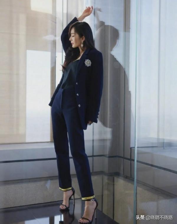 陳數帶火了一種穿法，叫“西裝+煙管褲”，很適合四五十歲的女人