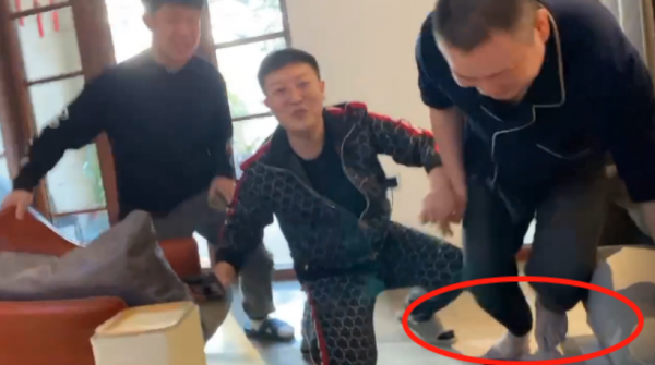 孫越岳雲鵬私下喝酒聚會！小輩下跪磕頭拜年，拿收款碼討要紅包