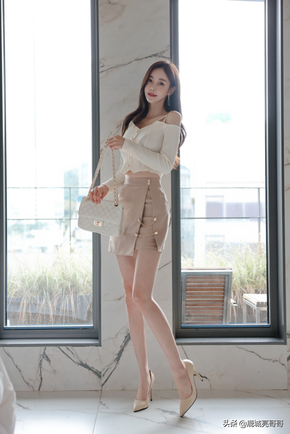 鵝蛋檸黃輕薄細膩清新吊帶裙,珠珠展現小女人的美 鵝蛋檸黃輕薄細膩清新吊帶裙,珠珠展現小女人的美