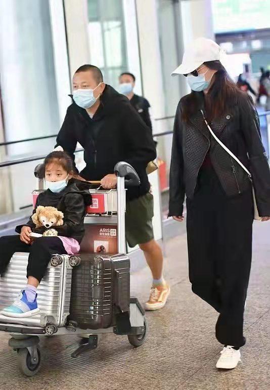梅婷一家三口走機場，少女扮相不像當媽的人，老公全程帶娃超寵她