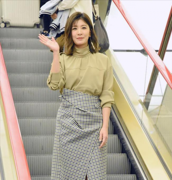 賈靜雯真是放下了,與前夫站在一起,也能笑得很幸福,造型真大氣 賈靜雯真是放下了,與前夫站在一起,也能笑得很幸福,造型真大氣